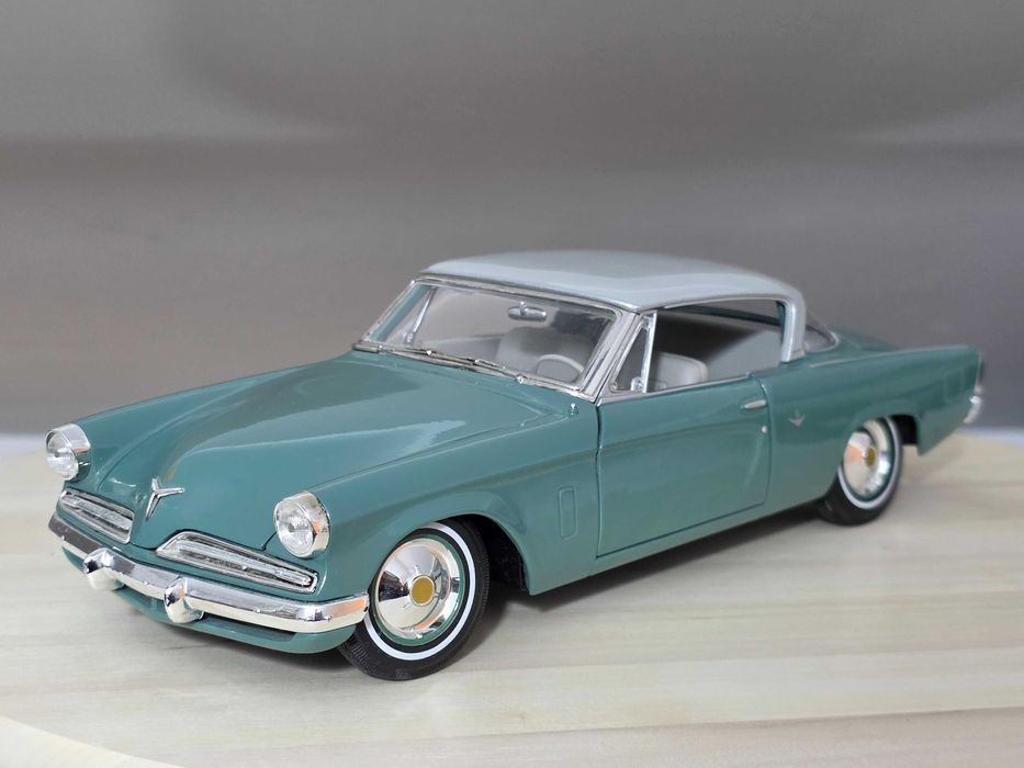 Macheta Auto 1/18 Maisto 1953 Studebaker Starliner
