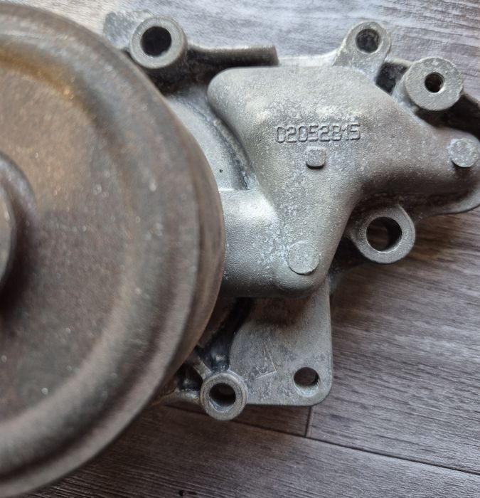 Водна помпа мерцедес 2.2 цди ,с код 646