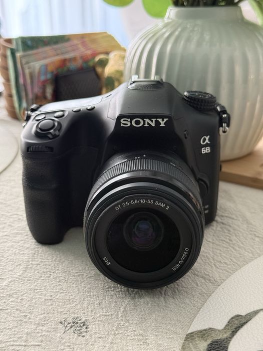 Aparat foto Sony Alpha 68 (ILCA-68) + Obiectiv 18-55mm – Doar 4223 cadre (Ca Nou)