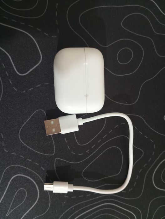 Маленький,удобный наушник с шнуром