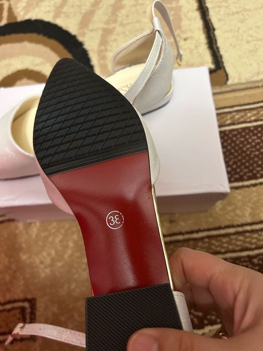 Продам туфли новые 38-39