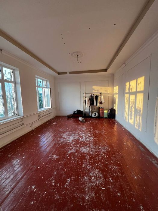 Жаи сатылады. Адрес жузим бак
10 хана
12 соток 
70% ремонт питкен 
Нег