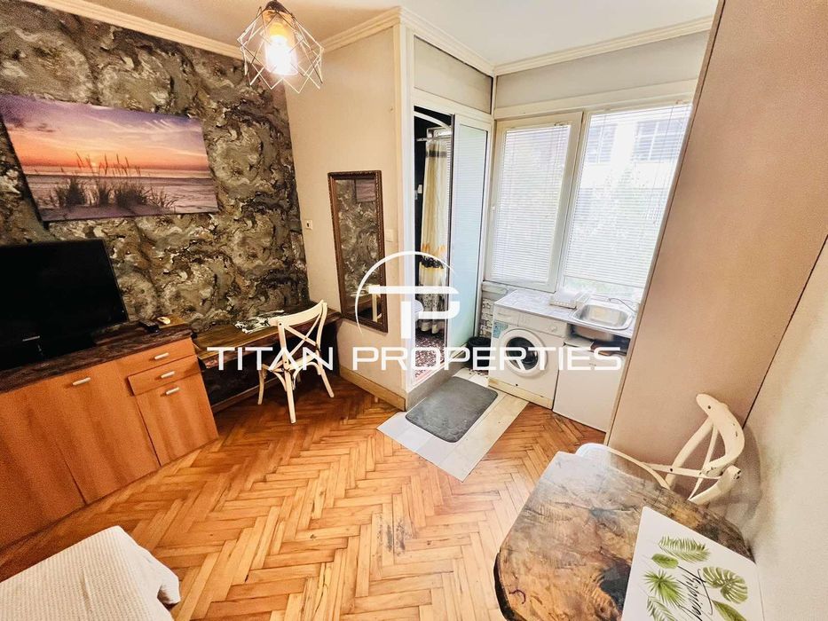 Дава се под наем Едностаен апартамент в Бургас, Център - 30 кв.м за 255 € - Снимка #1