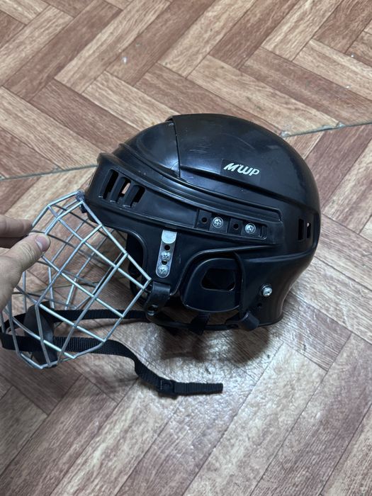 Продам шлем хоккейный