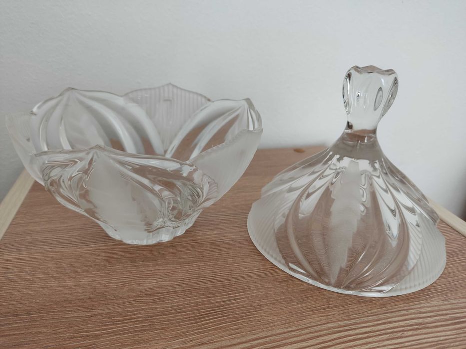 Кристална бонбониера с капак