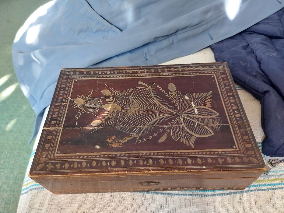 Vand caseta valori veche intarsie manual.