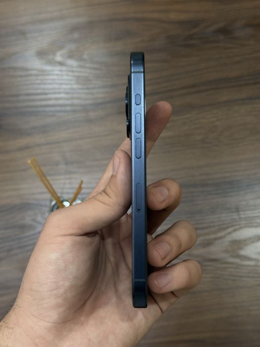 iPhone 15 Pro 128gb 89%, karobkasi bor, ideal umuman usta ko’rmagan.