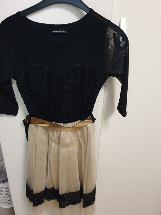 Рокля със златисто коланче s размер и обувки 37 номер