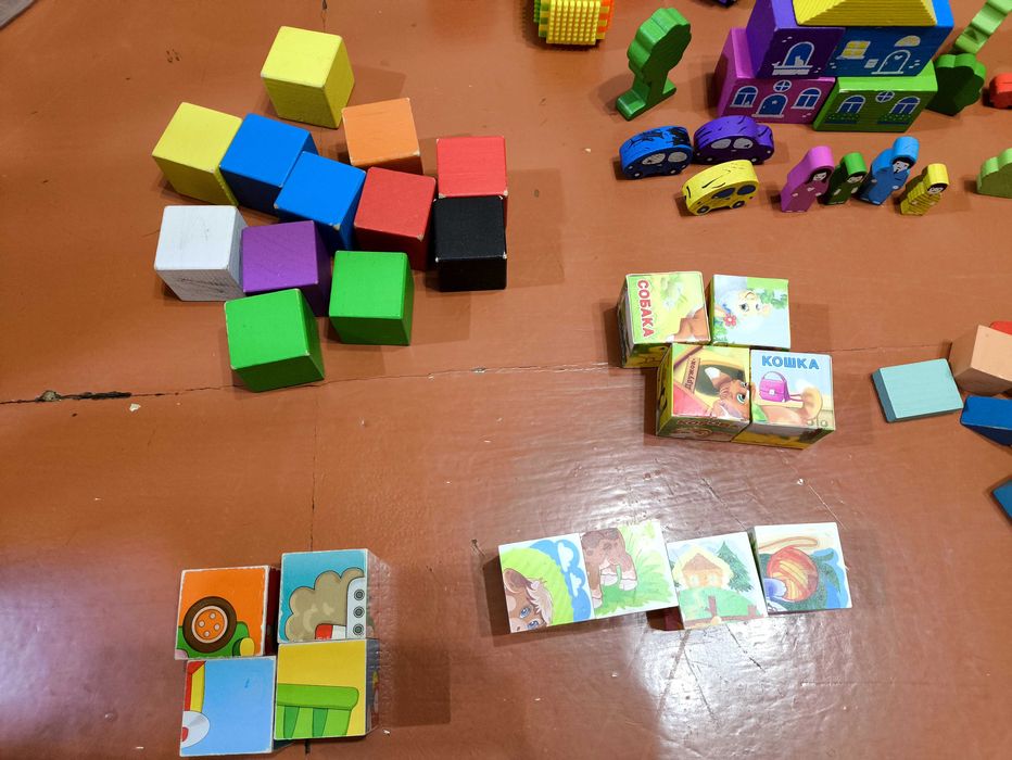 Детские кубики деревянные и пластиковые