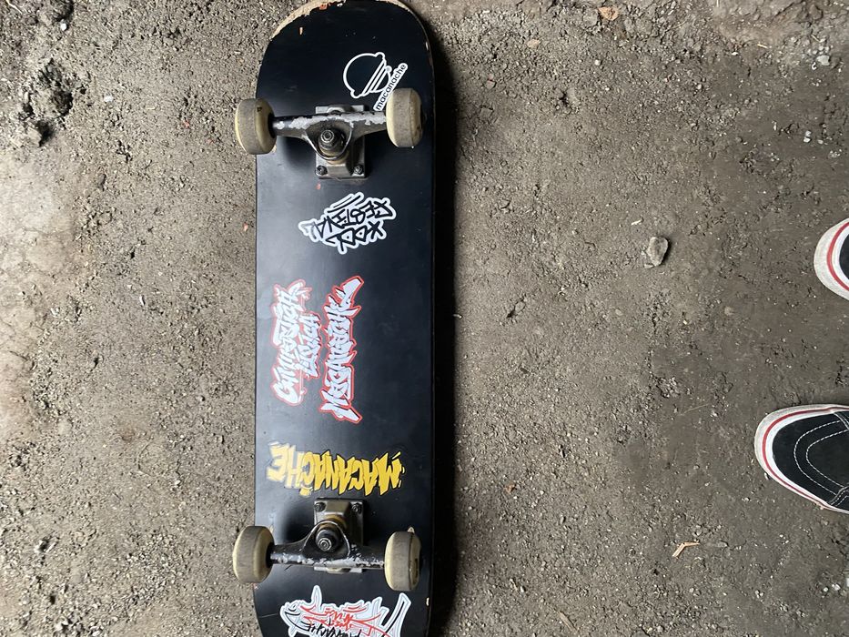 skateboard cu stickere macanache