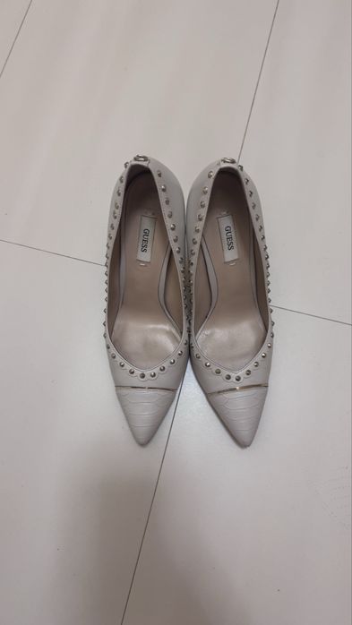 Обувки с токчета Guess
