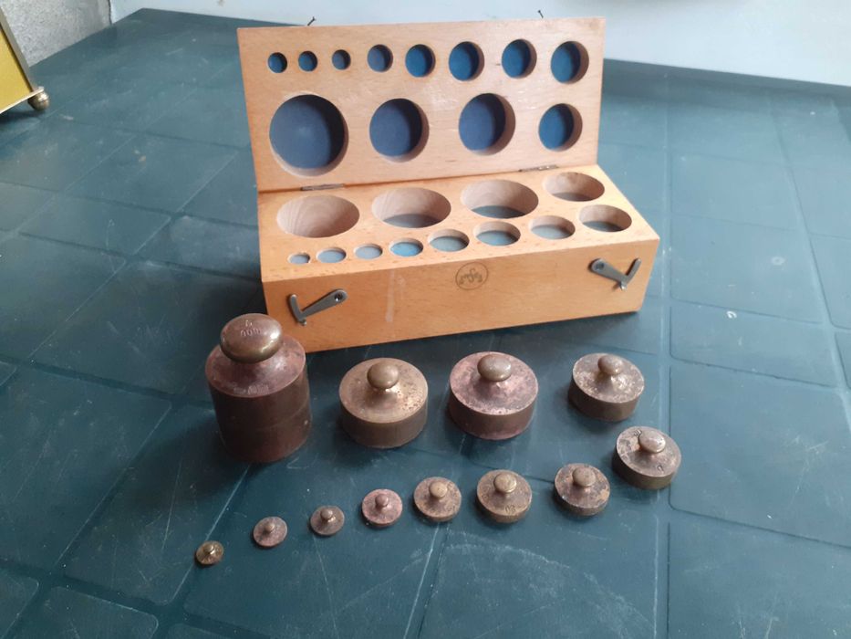 Комплект бронзови теглилки тежести с дървена кутия