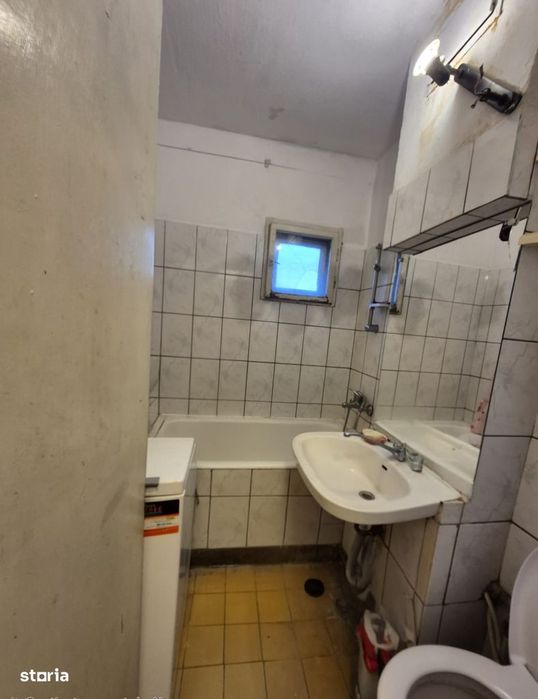 Apartament 3 camere, Zona Uta etaj 2, centrală proprie