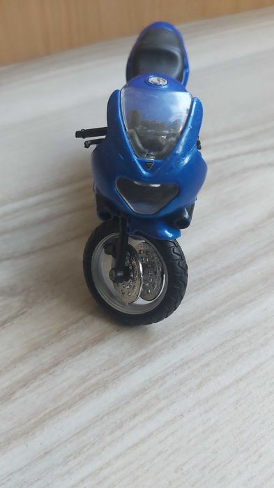 Vând machetă motocicletă Triumph TT 600 scara 1:18 cu defect