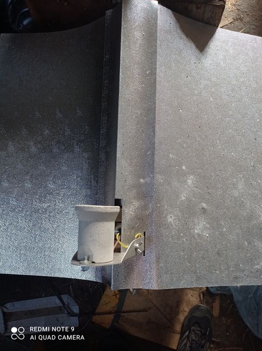 Отразител с фасунка и метална шина