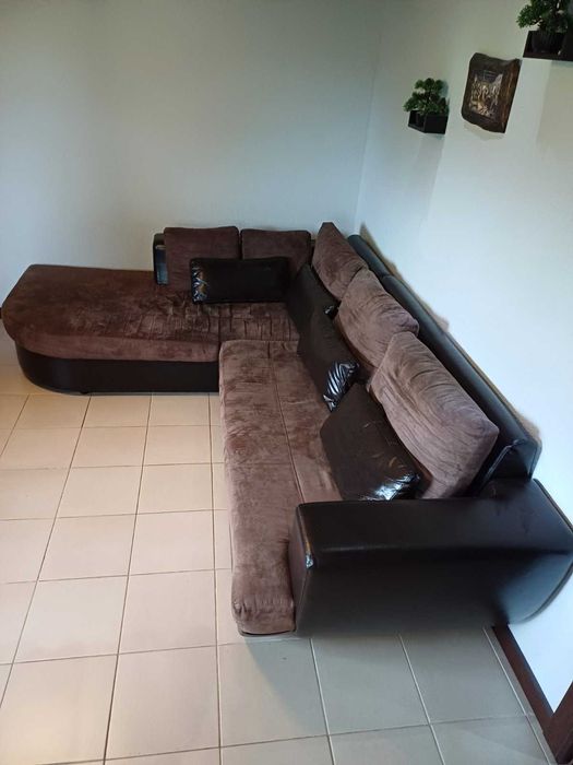 Разтегателен ъглов диван с лежанка