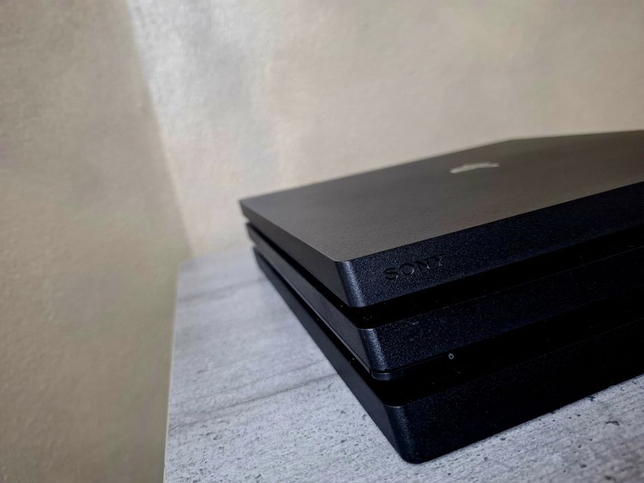 Vând pachet complet PS4 Pro 1TB + 2 Manete + Jocuri + Volan Logitech cu Schimbător