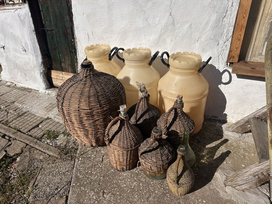 Плетени дамаджани и бидони