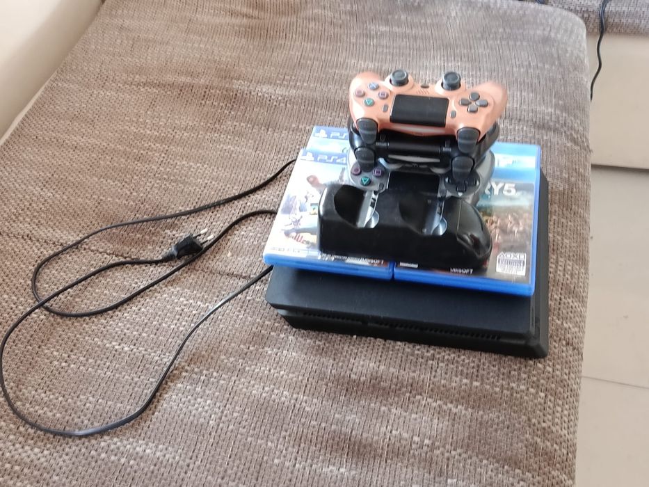 Play station 4 cu câteva jocuri