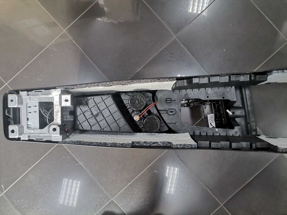 Централна Конзола BMW F45 F46 Комплект Индукционно Зарядно