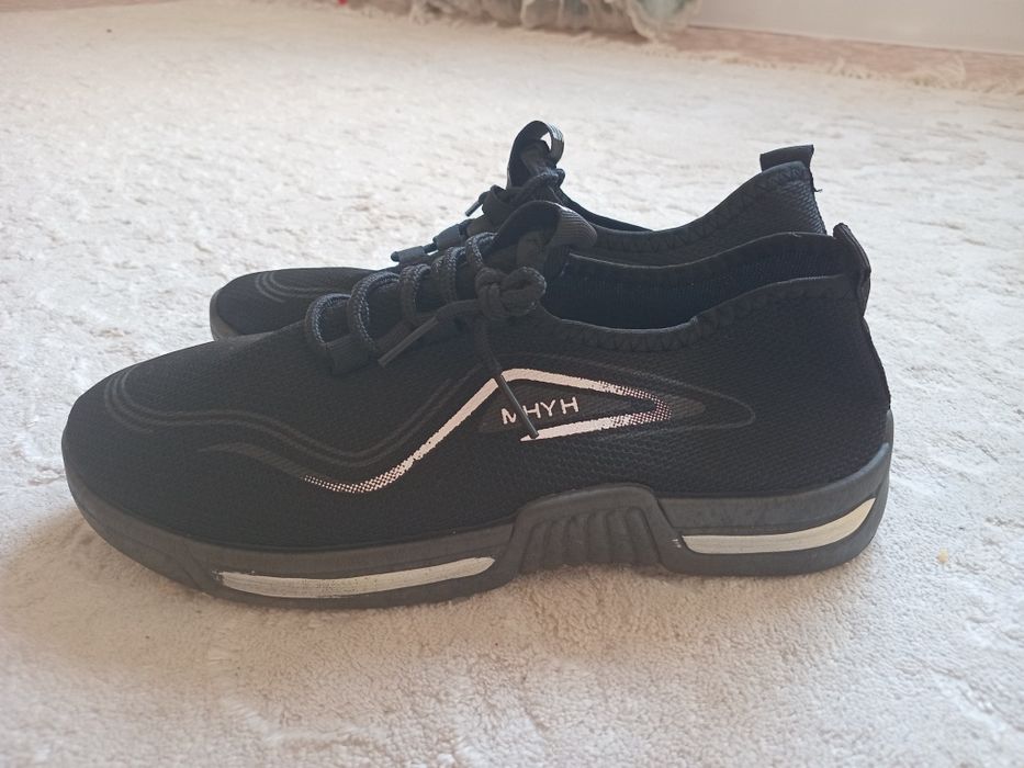 Новый кроссовка. 40 размер