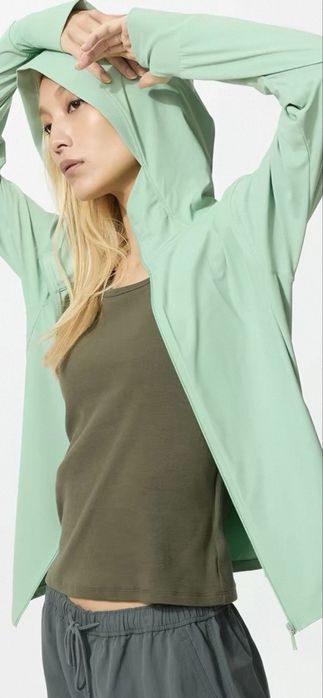 Продам женскую ветровка Uniqlo Ultra stretch airsim UV protection