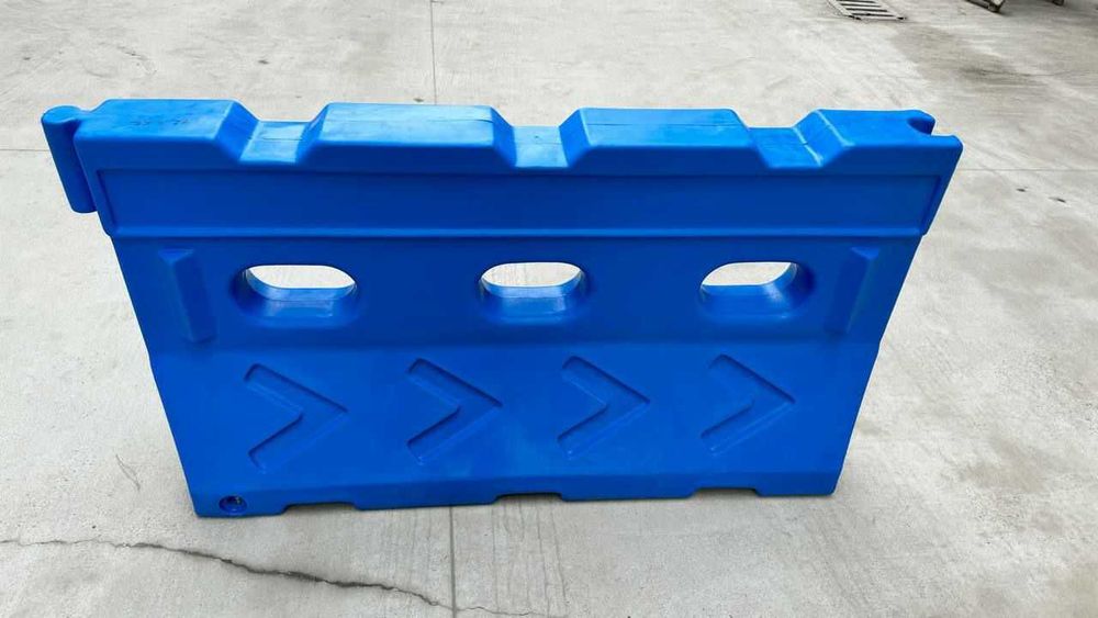 Дорожный знак / дорожный барьер / дорожный конус