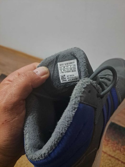 Vand adidasi baieti stare buna.