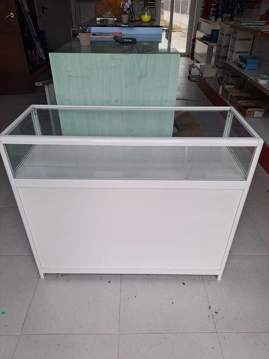 Витрини вис.80см.шир 100см. И дълбочина.35см.