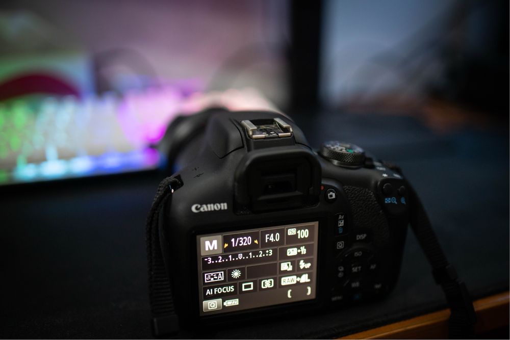 Canon EOS 2000D + Kit 18-55mm. Separat 50mm.
