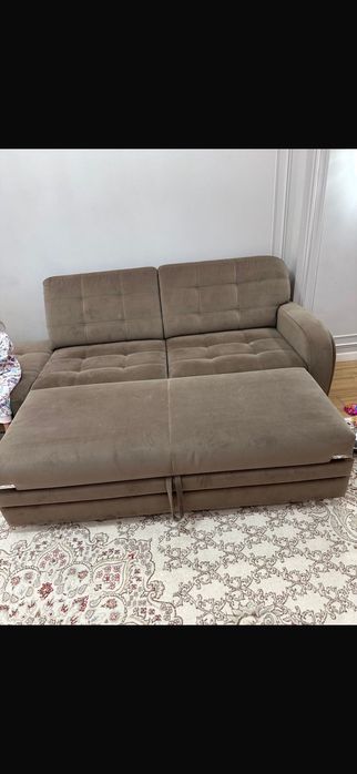 Мягкий диван в гостиной