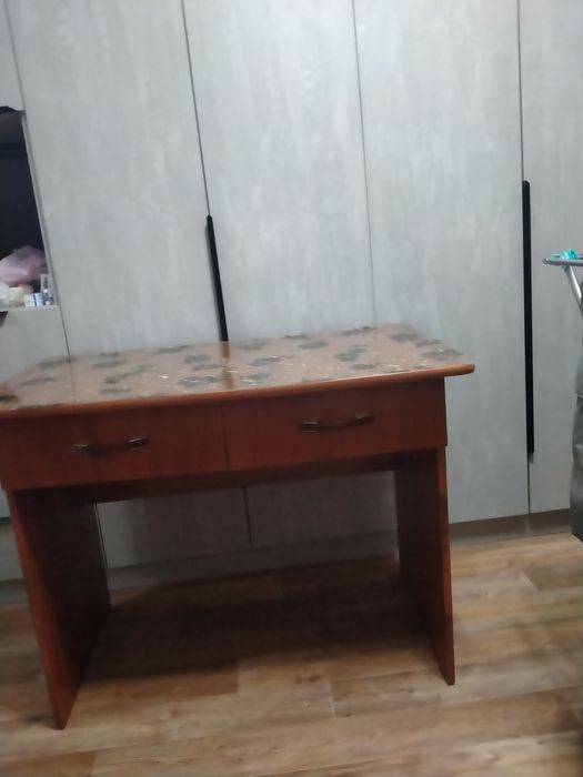 Продам стол со шкафчиками