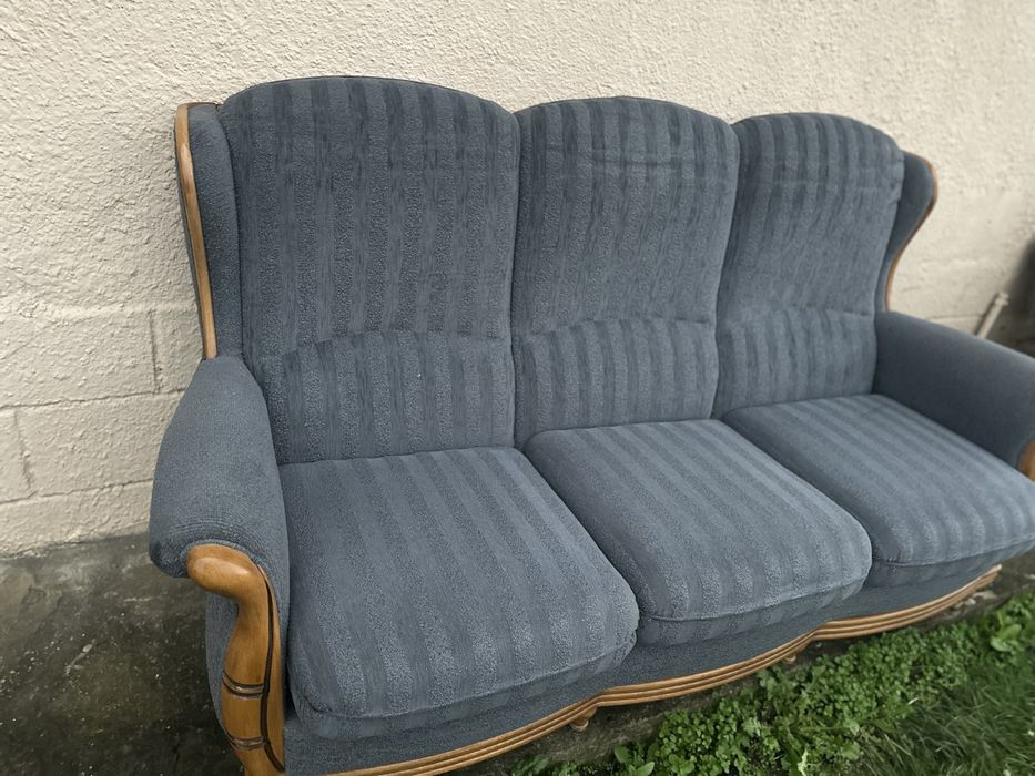 Диван с масивна дървена основа