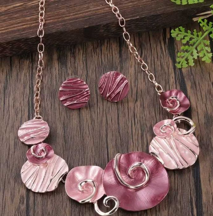 Стилни и красиви комплекти колиета с обеци