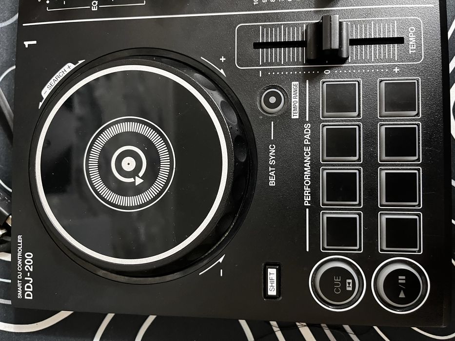 ПРОДАМ DJ-контроллер