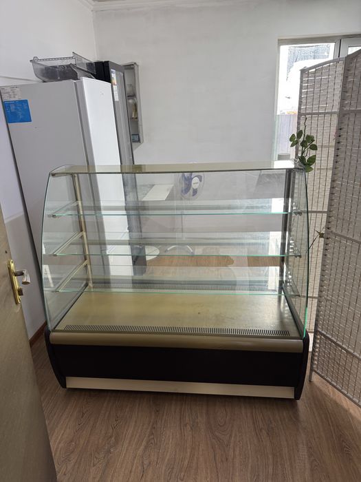 Продам витринный холодильник carboma