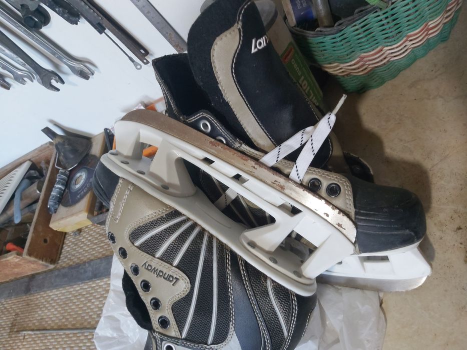 Срочно продам обувь,коньки