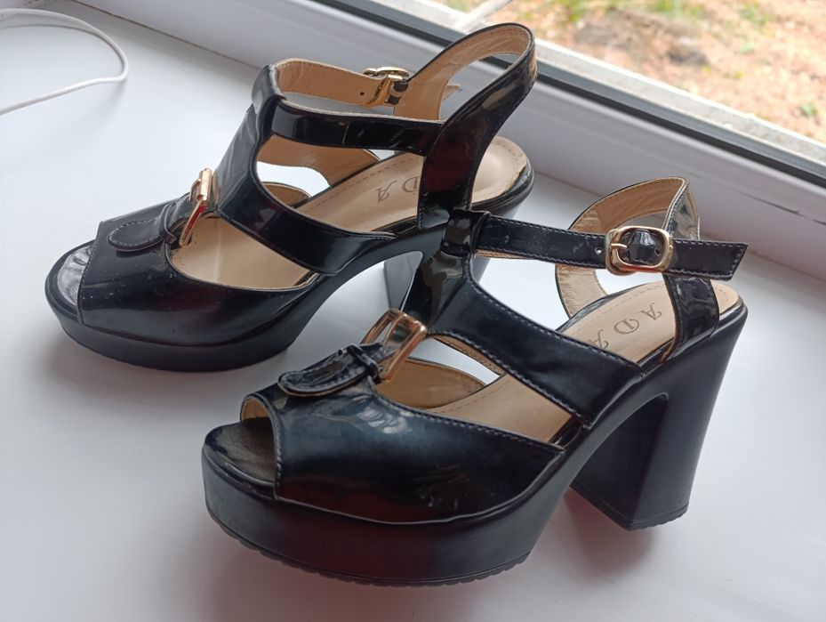 Продам босоножки