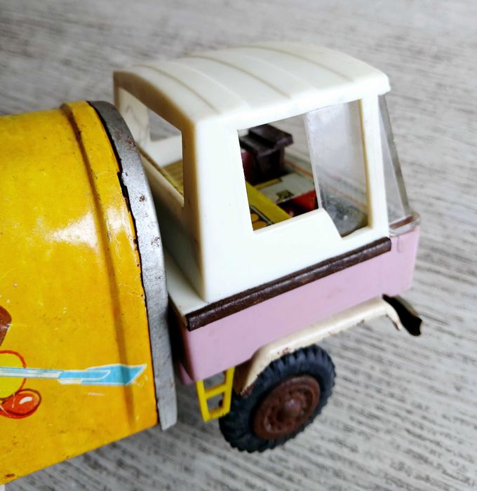 Старо ламаринено камионче