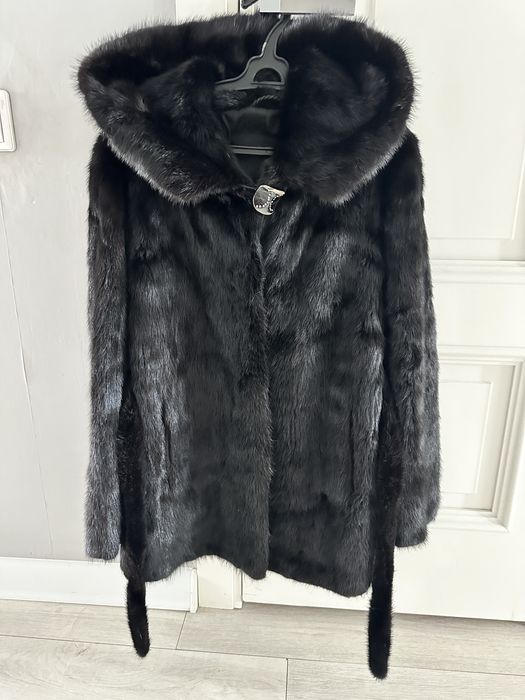Продам норковую шубу 44 размер черный бриллиант цельную