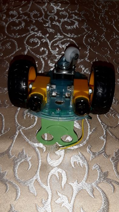 Robot ocolitor de obstacole cu motoare si roti