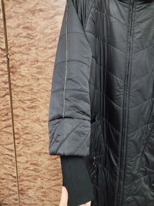 Женские куртка сотилади.