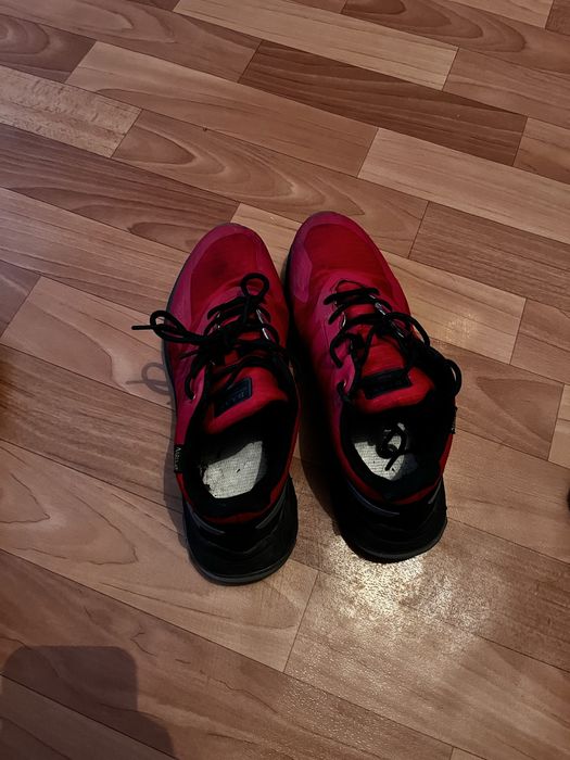 Продам новые кроссовки