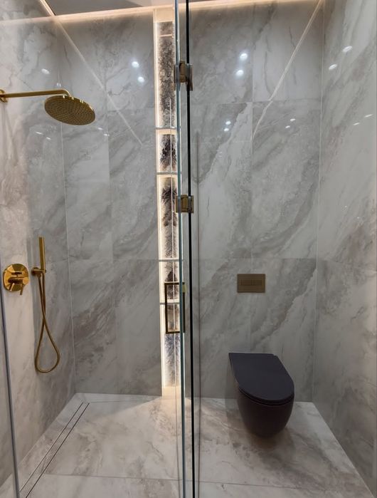 Профессиональный кафельщик с 24 годами опыта