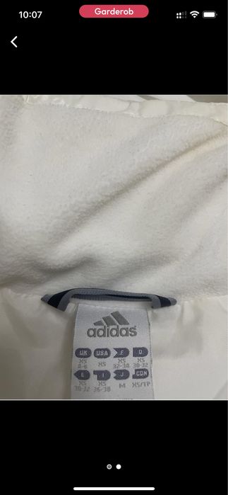 Белая куртка адидас