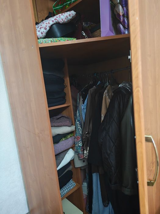 Продам шкаф угловой с зеркалом