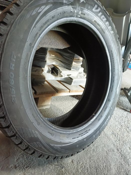 Зимние шины комплект 215/60/17