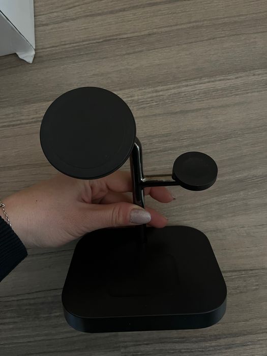 Магнитна стойка 3 в 1 безжично зарядно за телефон, часовник и слушалки