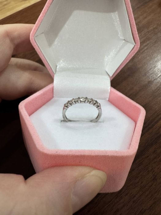 Продаю новое кольцо белое золото с бриллиантами якутскими