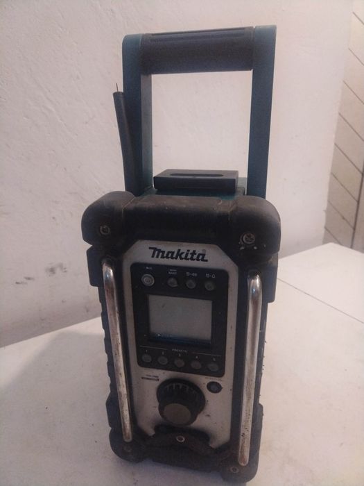 Акумулаторно радио за строителни обекти Makita BMR102 7,2V - 18V 
без батерия 
Радиоприемник подходящ за почти всякакъв тип работни площадки. Здрава к